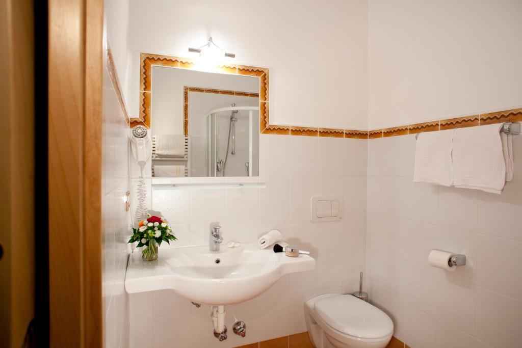 Hotel-Garni Appartement Gartenheim Schenna Bilik gambar